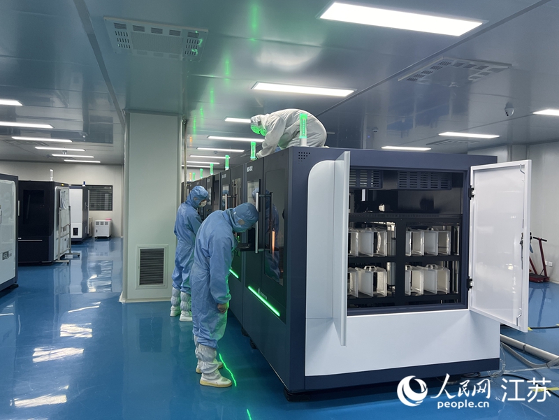 1、陶為銀帶領(lǐng)研發(fā)人員在調(diào)試設(shè)備。 人民網(wǎng)記者 張玉峰攝