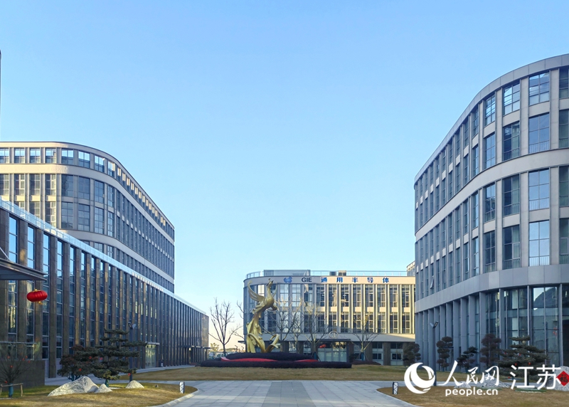 霞客灣科學(xué)城內(nèi)的創(chuàng)智園拔地而起。 人民網(wǎng)記者 張玉峰攝