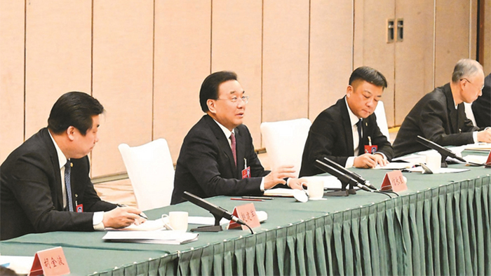 信長(zhǎng)星參加無(wú)錫代表團(tuán)審議