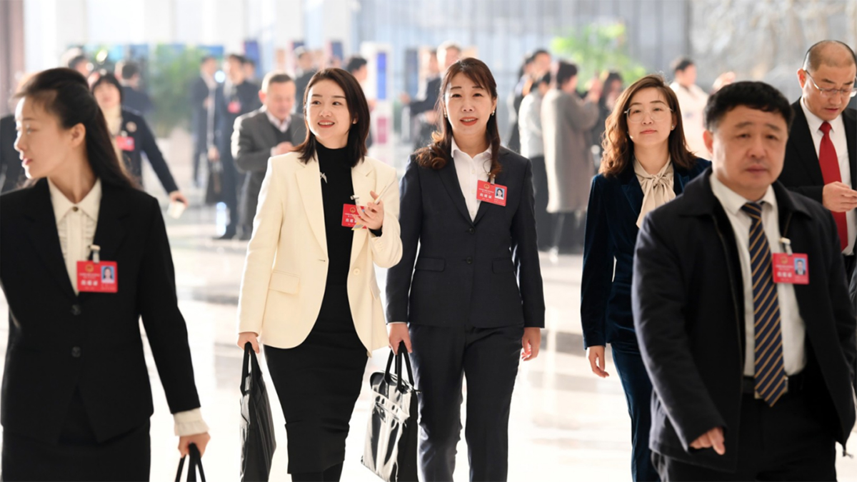 人大代表們步入江蘇大會(huì)堂