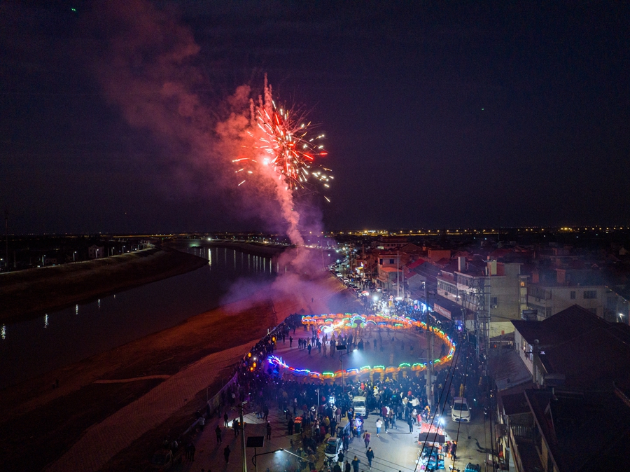 板龍“上燈”，年味盎然。陳春花攝