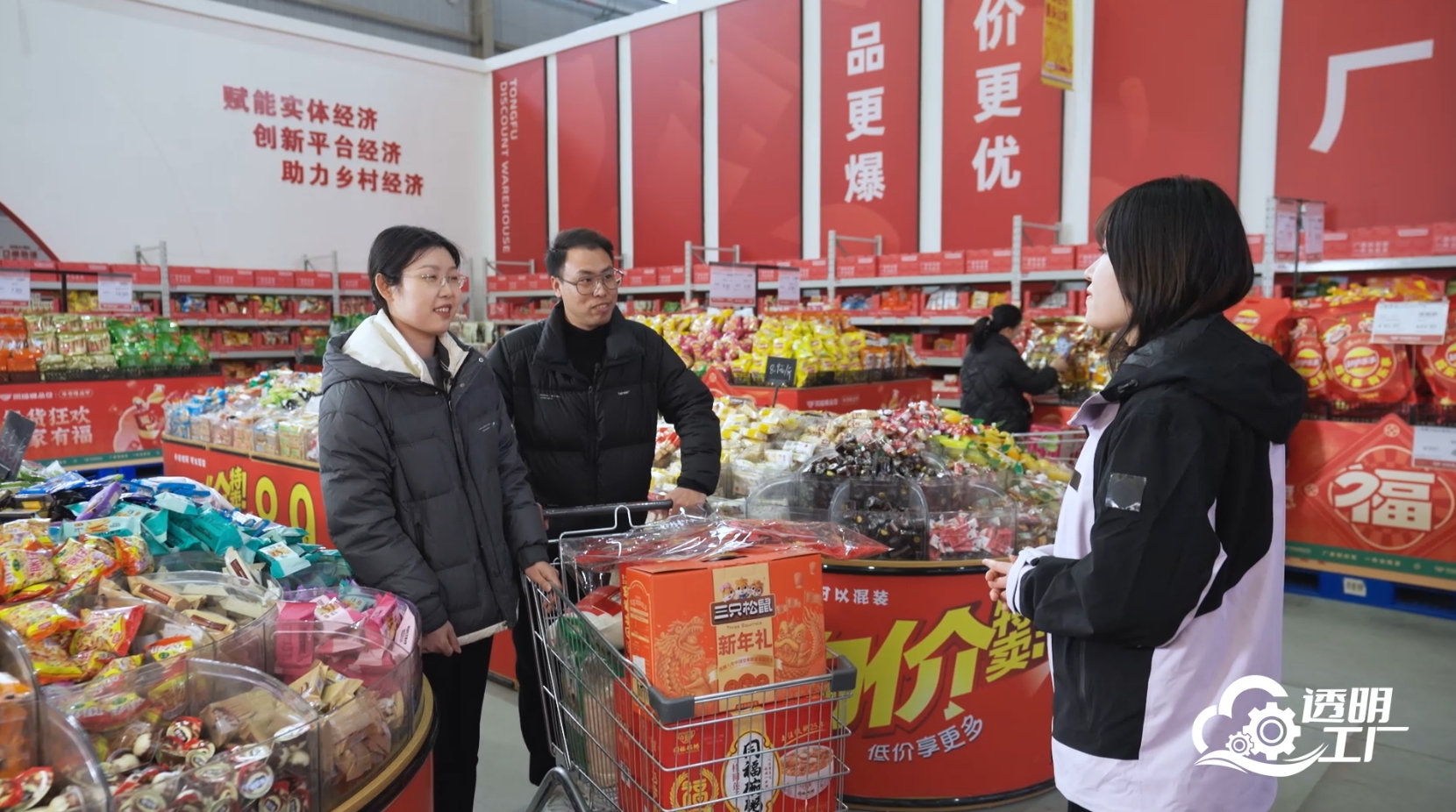 直播期間，人民網(wǎng)記者采訪消費(fèi)者。