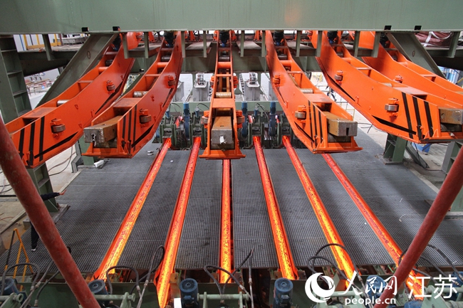 東方潤安第一軋鋼廠棒材生產(chǎn)車間的全自動化生產(chǎn)線。人民網(wǎng) 江楠攝