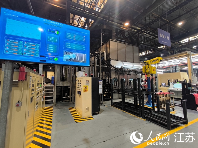 江蘇恒立液壓股份有限公司車間內(nèi)，噴涂工藝實(shí)現(xiàn)智能化作業(yè)。人民網(wǎng) 趙登巖攝