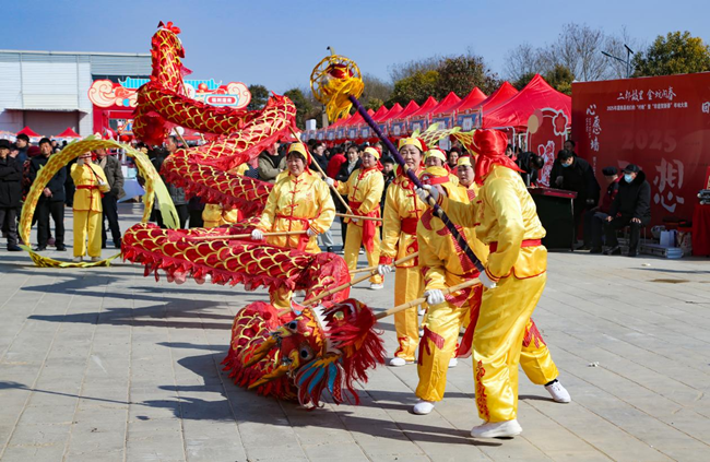 舞龍表演。灌南縣委宣傳部供圖
