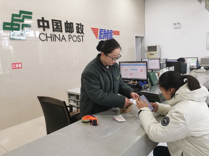 美甲小郵局員工正在收寄穿戴甲郵件。郁雪攝