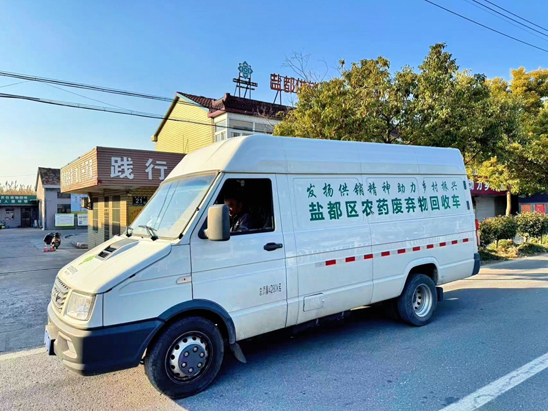 宋金國(guó)驅(qū)車駛往村級(jí)農(nóng)廢品回收點(diǎn)。鹽都區(qū)委宣傳部供圖