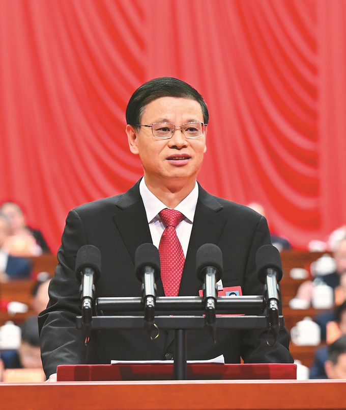 省長(zhǎng)許昆林代表省人民政府向大會(huì)作政府工作報(bào)告。朱江 攝