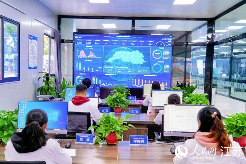 東臺集中審方中心里，專業(yè)藥師們正在忙碌。人民網(wǎng) 周夢嬌攝