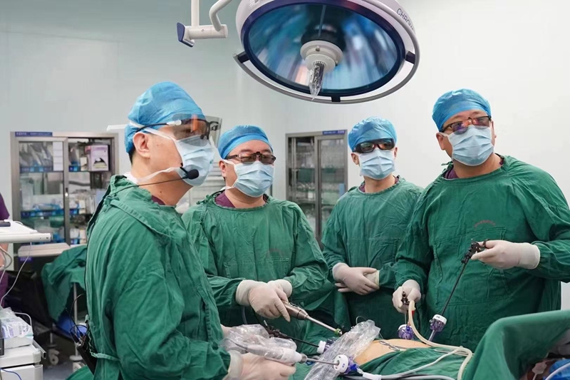 圖1：江蘇省人民醫(yī)院胃腫瘤中心團隊醫(yī)生進行3D腹腔鏡胃癌根治術(shù)。醫(yī)院供圖