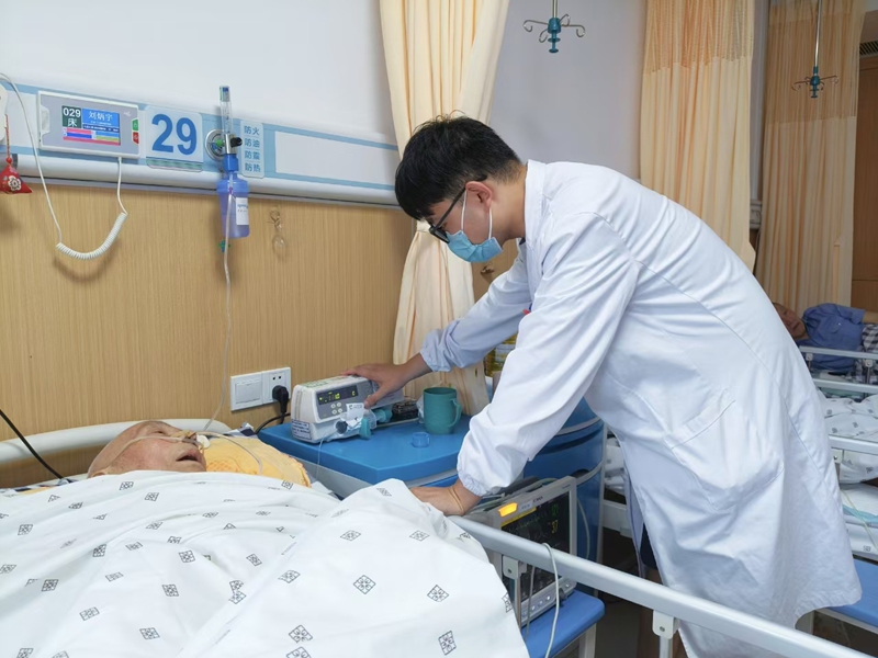 無錫市惠山區(qū)藕塘護理院內(nèi)，醫(yī)護人員正在照護老人?；萆絽^(qū)衛(wèi)健委供圖