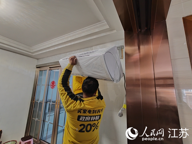 傅軍委為客戶安裝新空調(diào)。人民網(wǎng) 江楠攝