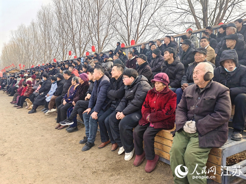 “村界杯”吸引了大量游客和村民現(xiàn)場(chǎng)觀看。人民網(wǎng)記者 張玉峰攝