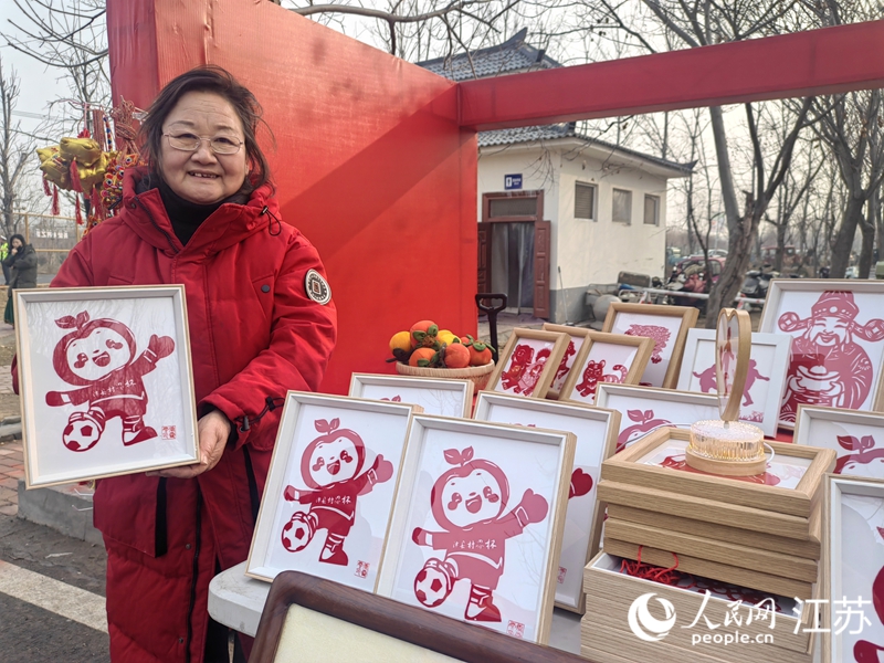 “村界杯”吉祥物“沛小鞠”的剪紙文創(chuàng)。 人民網(wǎng)記者 張玉峰攝