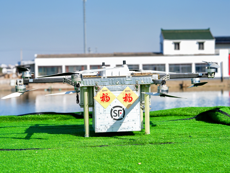 無(wú)人機(jī)等待著配送甘露青魚。人民網(wǎng) 周夢(mèng)嬌攝