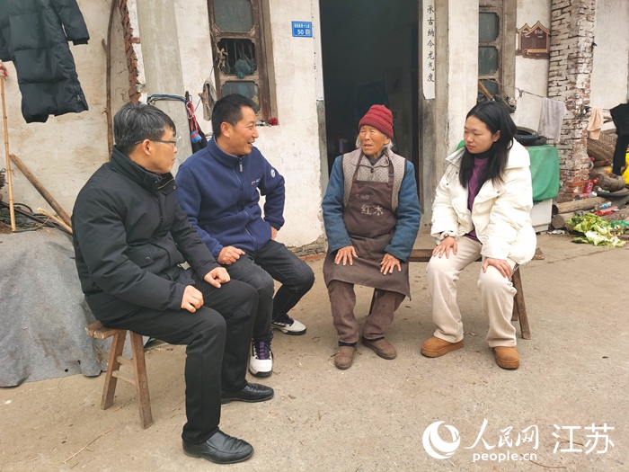 受助大學(xué)生周方圓（右一）與走訪(fǎng)慰問(wèn)的鎮(zhèn)、社區(qū)干部拉家常。人民網(wǎng)記者 王繼亮攝