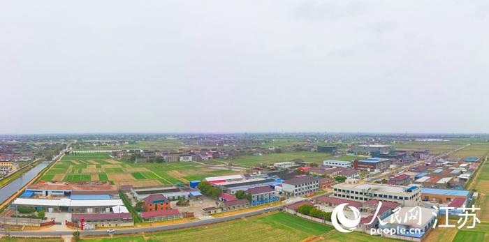 航拍如皋江安鎮(zhèn)聯(lián)絡(luò)新社區(qū)食品加工集中區(qū)。人民網(wǎng)記者 王繼亮攝