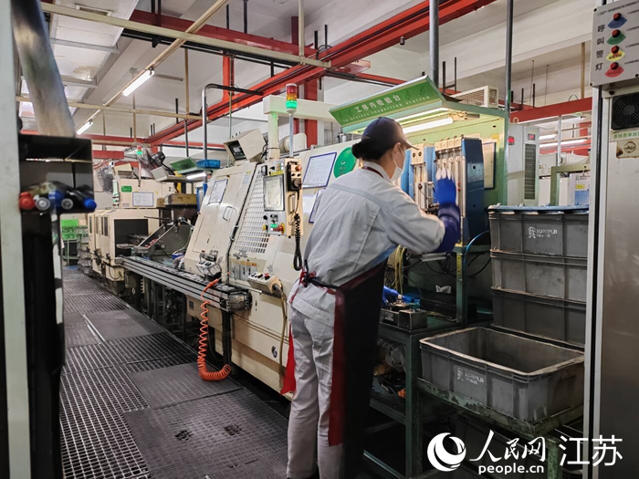 康普瑞員工對機(jī)器自動檢測的結(jié)果進(jìn)行抽檢。人民網(wǎng) 江楠攝