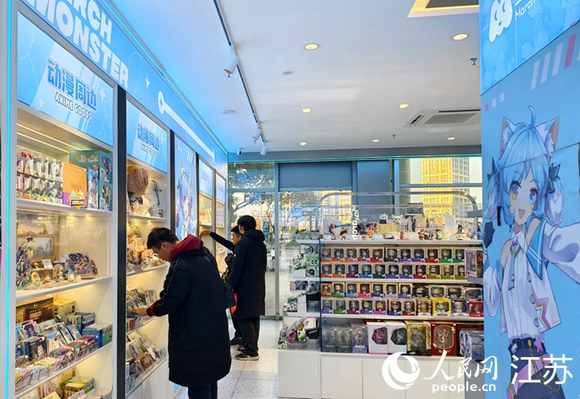 市民在“三月獸”選購商品。人民網(wǎng)記者 馬曉波攝