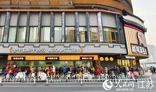 雞鳴湯包全國總店門前排隊(duì)的人群。人民網(wǎng)記者 馬曉波攝