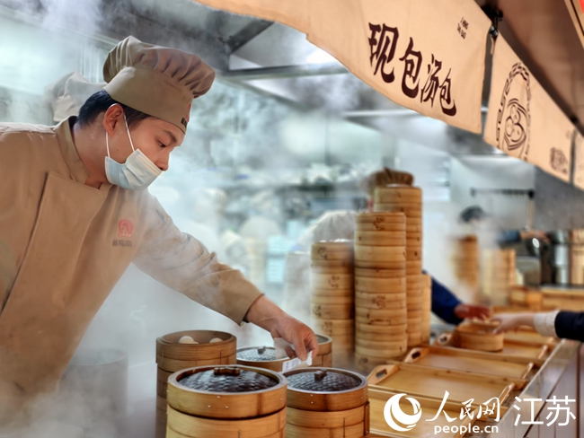 雞鳴湯包店內(nèi)，廚師正在蒸制湯包。人民網(wǎng)記者 馬曉波攝
