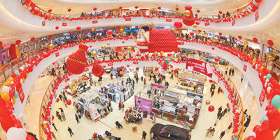  四川省廣安市廣安區(qū)一家商場(chǎng)內(nèi)，前來(lái)消費(fèi)的顧客絡(luò)繹不絕。張國(guó)盛攝