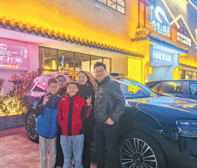 廖創(chuàng)一家人出游途中和新車(chē)合影。受訪者供圖