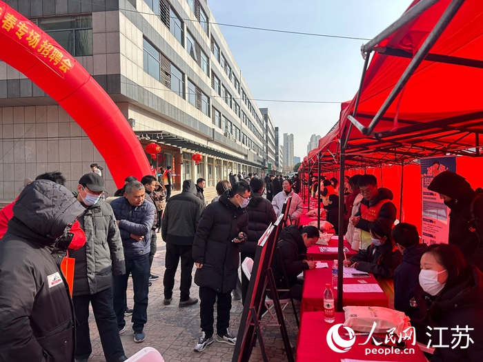 企業(yè)和求職者現(xiàn)場(chǎng)對(duì)接招聘需求。人民網(wǎng) 王丹丹攝