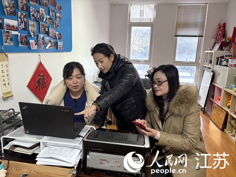 汪志寧與陳睿等人正在籌劃義賣活動(dòng)。人民網(wǎng)記者 馬曉波攝