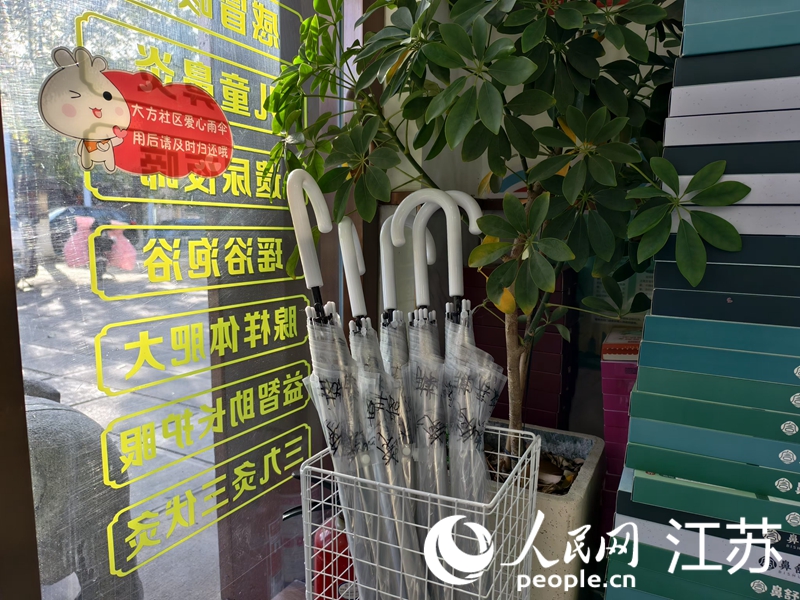 劉少敏在自家店內(nèi)設(shè)置了愛心雨傘。人民網(wǎng)記者 馬曉波攝