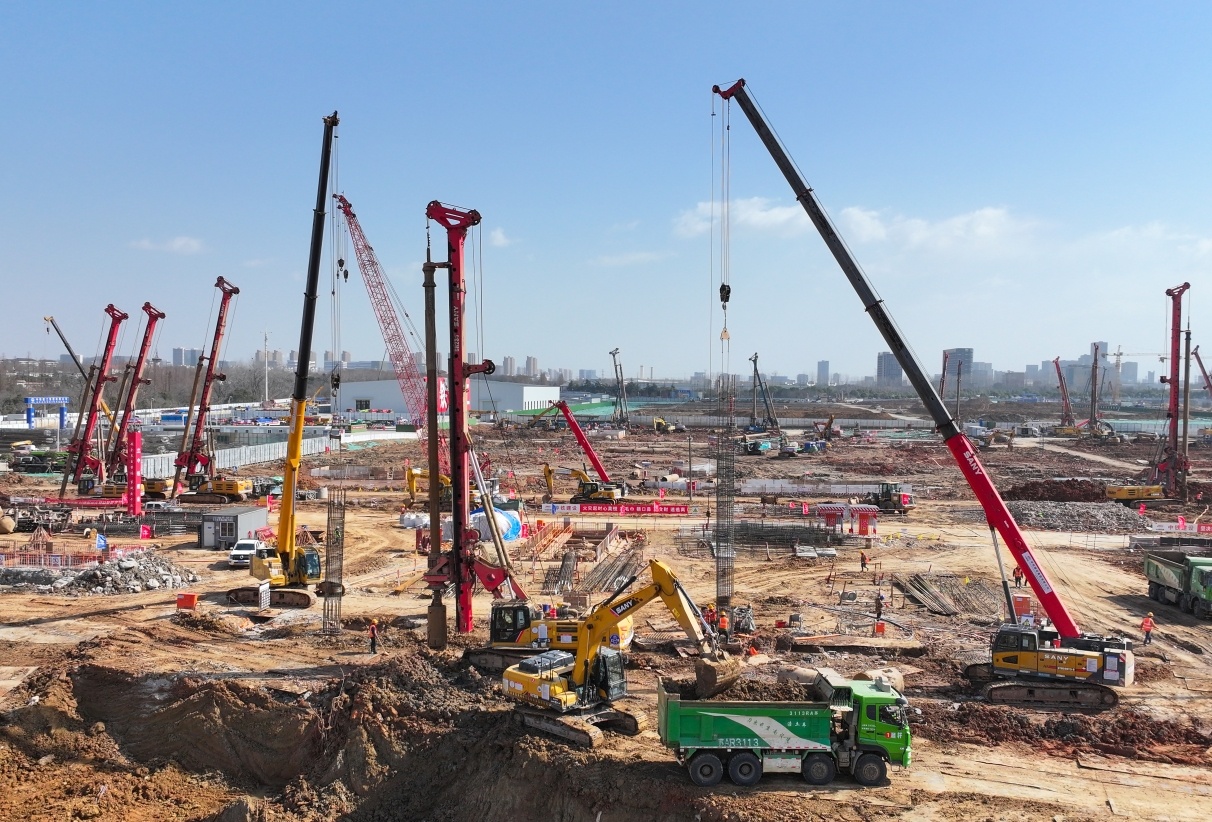 2月7日，南京北站樞紐工程施工現(xiàn)場(chǎng)一派熱火朝天的景象，工作人員正在進(jìn)行打樁作業(yè)。徐琦 攝
