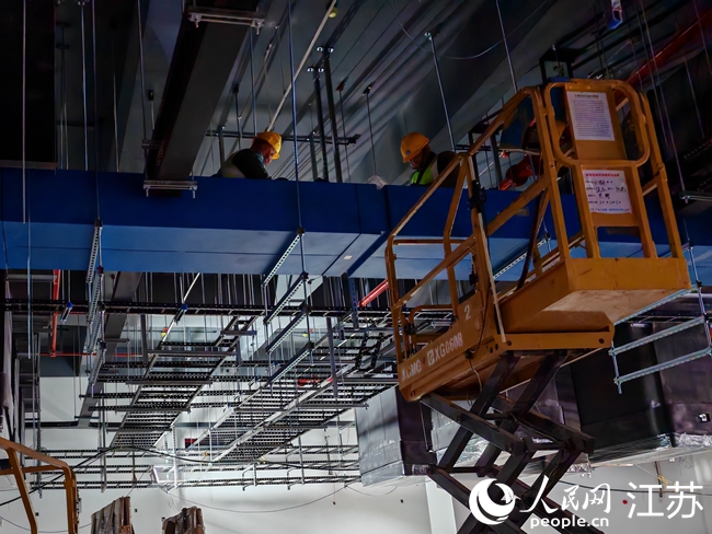 中國(guó)移動(dòng)長(zhǎng)三角（揚(yáng)州）算力中心二期B03機(jī)房母線施工現(xiàn)場(chǎng)。人民網(wǎng) 江楠攝