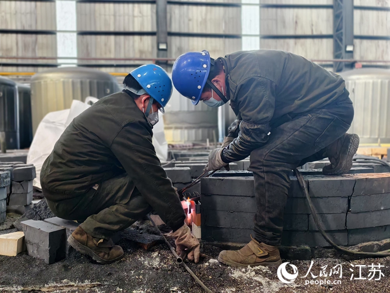 工人對加溫爐電阻站進(jìn)行巡檢、整修。人民網(wǎng)記者 馬曉波攝