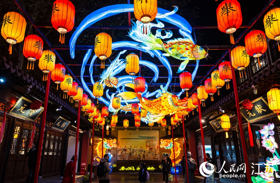 春節(jié)期間，南京夫子廟景區(qū)處處張燈結(jié)彩。人民網(wǎng) 余樂攝