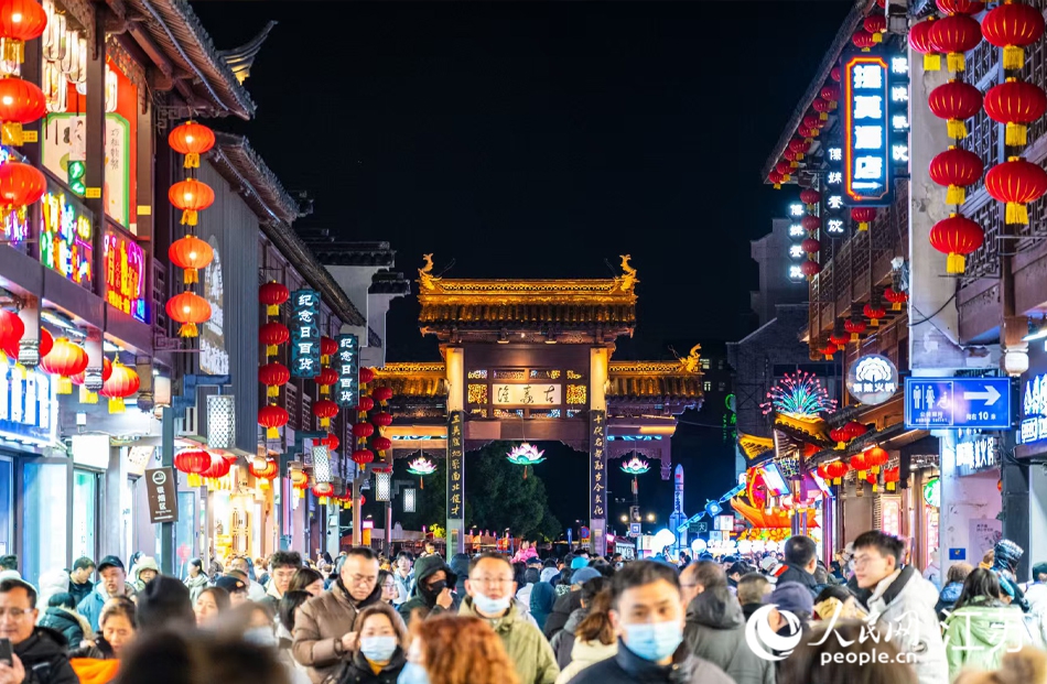 臨近元宵節(jié)，南京夫子廟景區(qū)游人如織。人民網(wǎng) 余樂攝