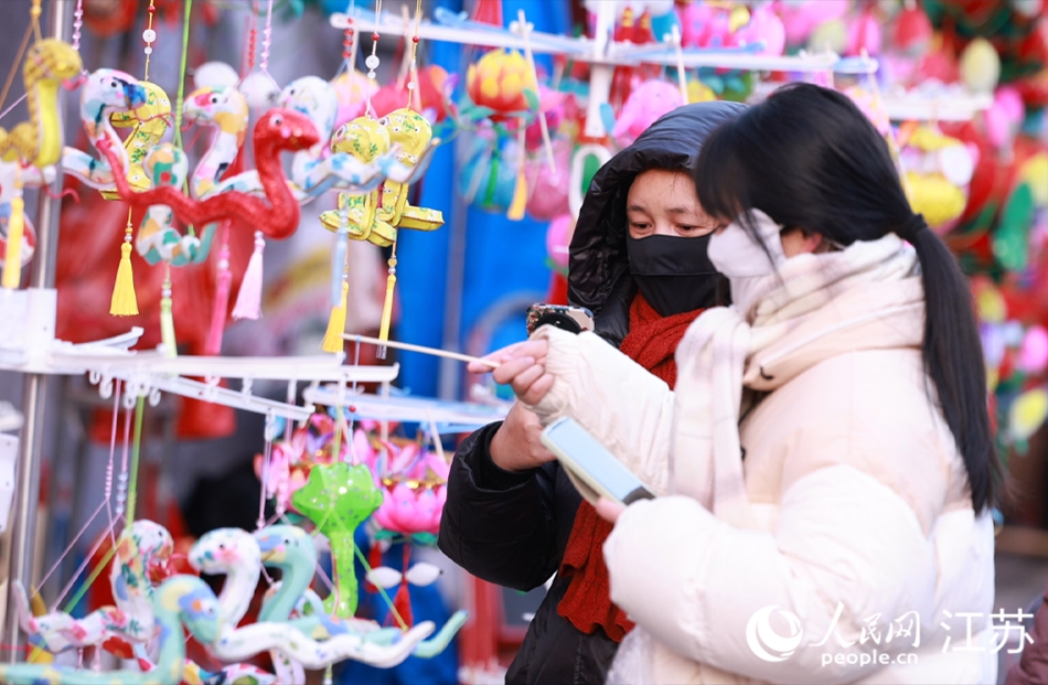 琳瑯滿目的花燈吸引市民前來選購。人民網(wǎng) 梁明攝