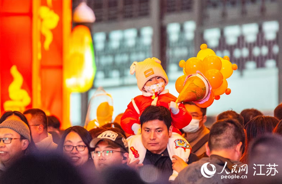 萌娃觀燈，萌態(tài)十足。人民網(wǎng) 余樂攝