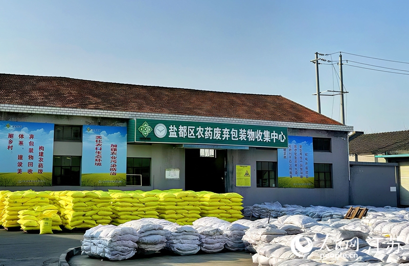 打包好的農(nóng)廢品，等待運(yùn)往專業(yè)機(jī)構(gòu)進(jìn)行無害化處理。人民網(wǎng) 周夢(mèng)嬌攝