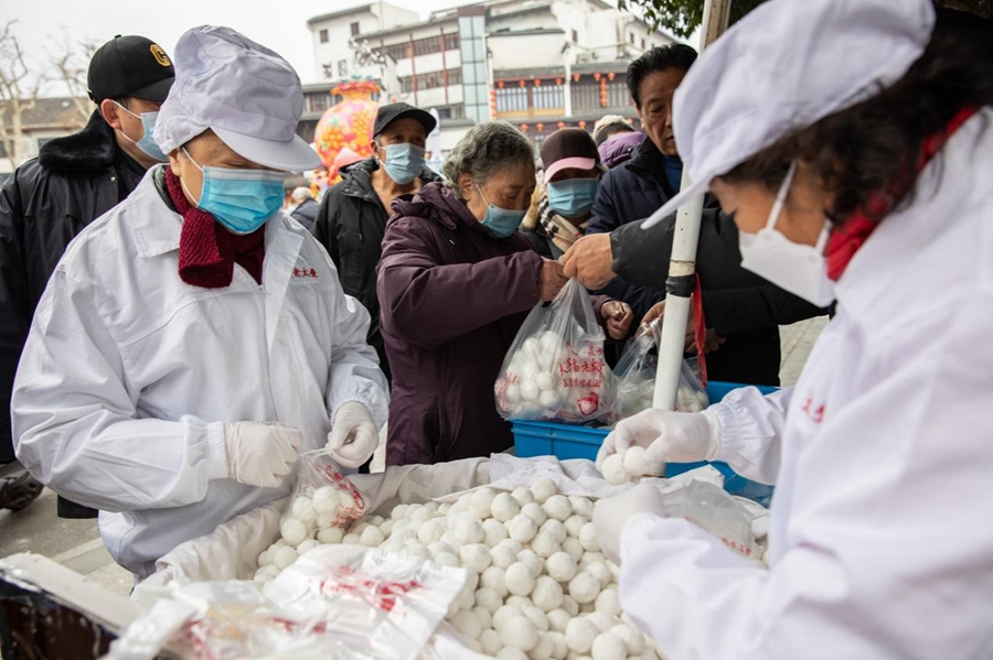 夫子廟攤位前，顧客排隊(duì)買“疊元宵”。張夢(mèng)攝