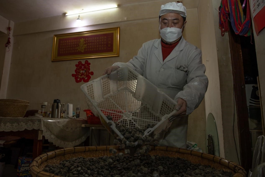 制作“疊元宵”。張夢(mèng)攝