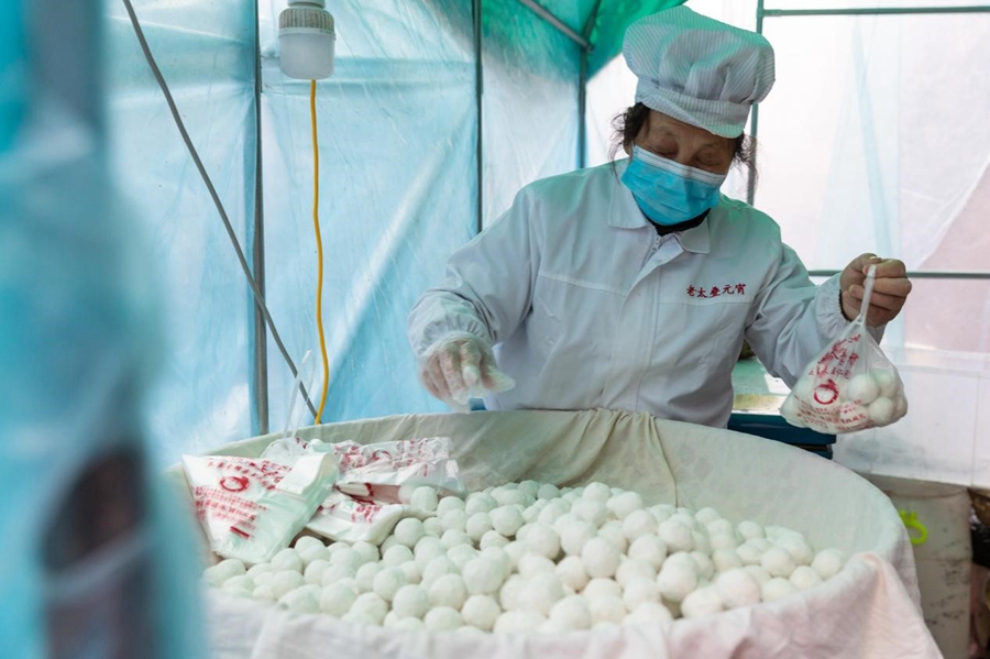 將做好的元宵分裝打包。張夢攝