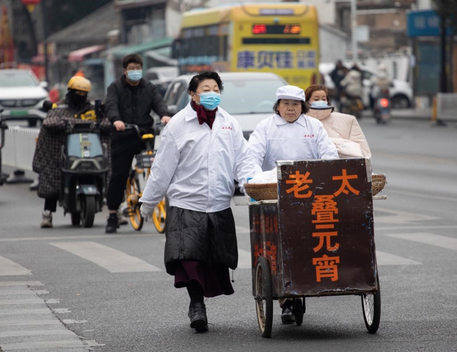 王順英和家人推著小貨車趕往夫子廟售賣點。張夢攝