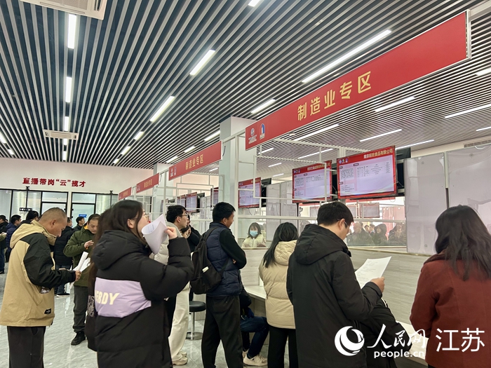 求職者排隊等待與企業(yè)交流。人民網(wǎng) 王丹丹攝