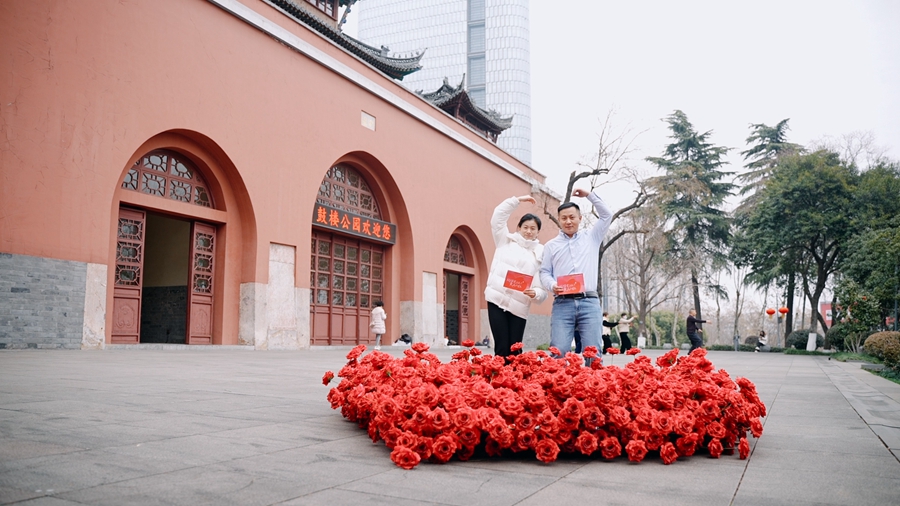 一對新人在南京市鼓樓公園臨時設(shè)立的結(jié)婚登記點(diǎn)拍照留念。鼓軒攝