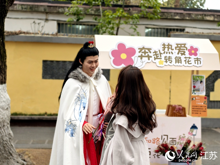 鼓樓區(qū)文旅集團(tuán)在頤和路歷史文化街區(qū)設(shè)置花市攤位，為周邊商業(yè)引流。人民網(wǎng)記者 馬曉波攝