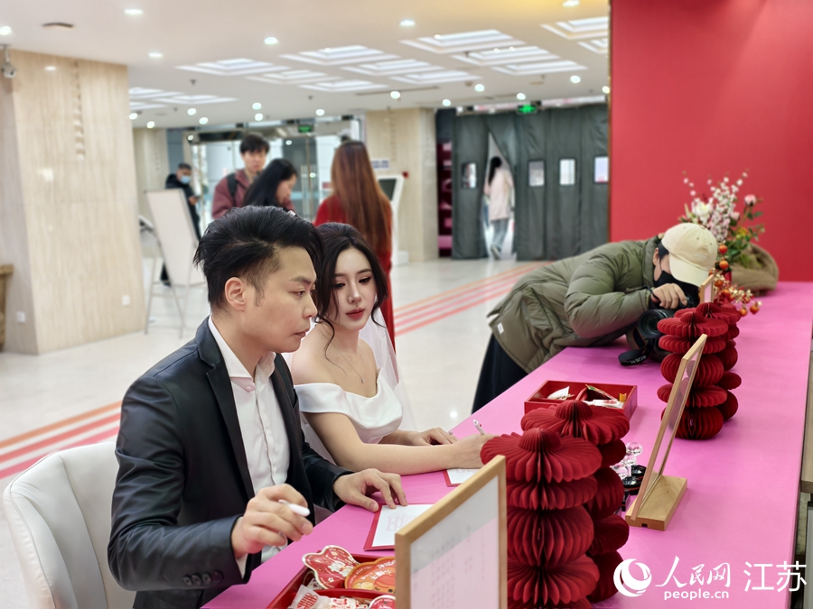 鼓樓區(qū)婚姻登記處在熱門商圈設(shè)置打卡點(diǎn)，新人帶專業(yè)攝影師拍照留念。人民網(wǎng)記者 馬曉波攝