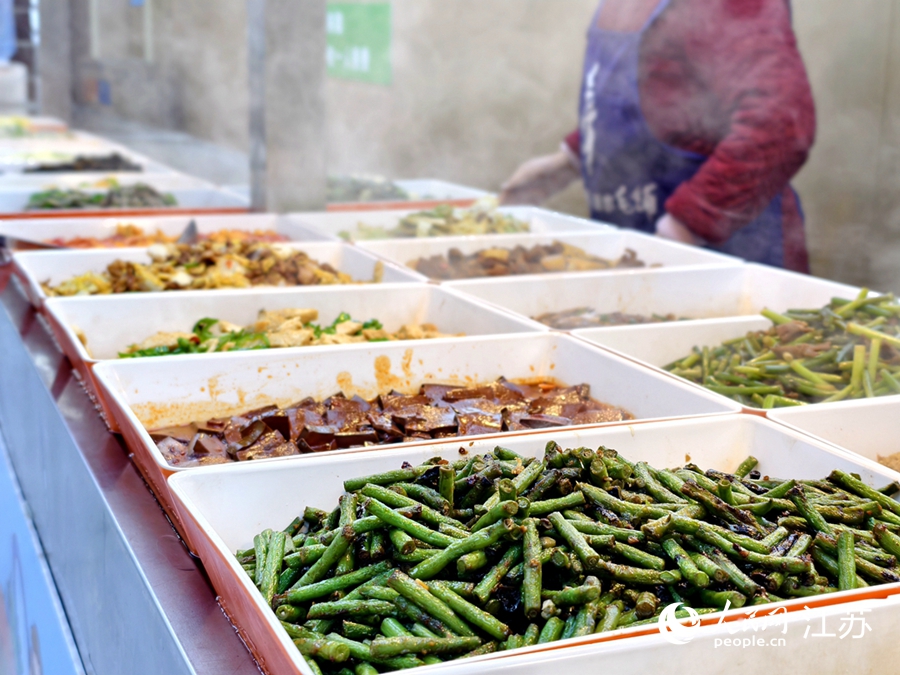 上午10點(diǎn)半，菜品陸續(xù)擺上保溫臺。人民網(wǎng)記者 馬曉波攝