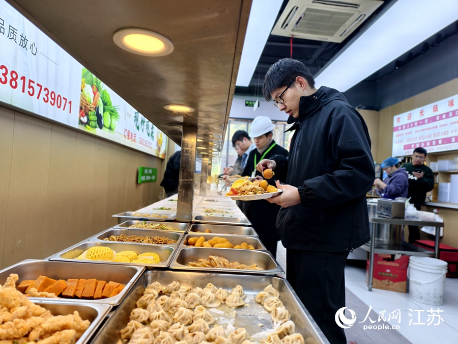 前來就餐的年輕人。人民網(wǎng)記者 馬曉波攝