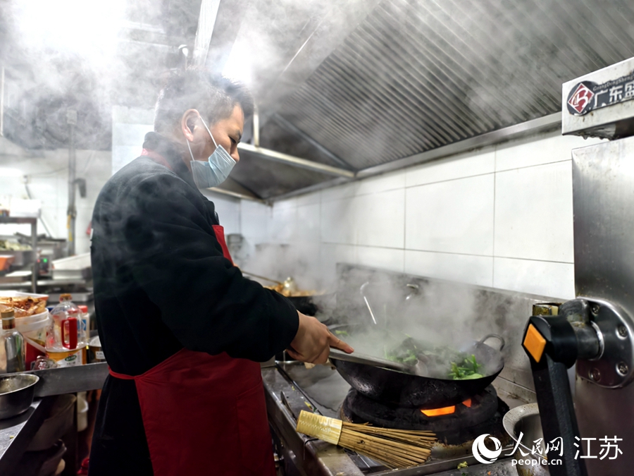 廚師在后廚忙碌。人民網(wǎng)記者 馬曉波攝