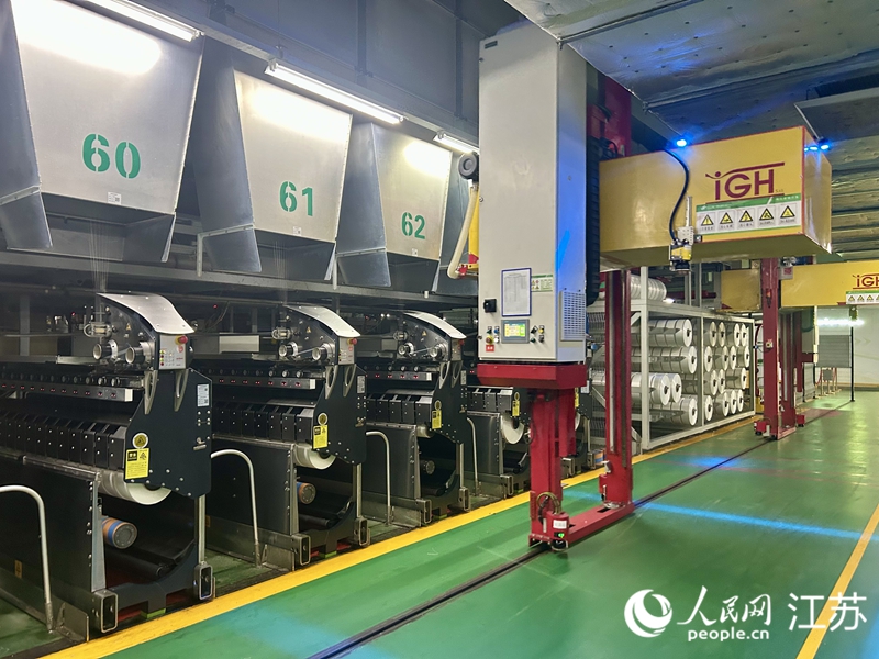 江蘇芮邦科技有限公司利用廢舊塑料瓶生產(chǎn)再生聚酯纖維。人民網(wǎng) 王丹丹攝